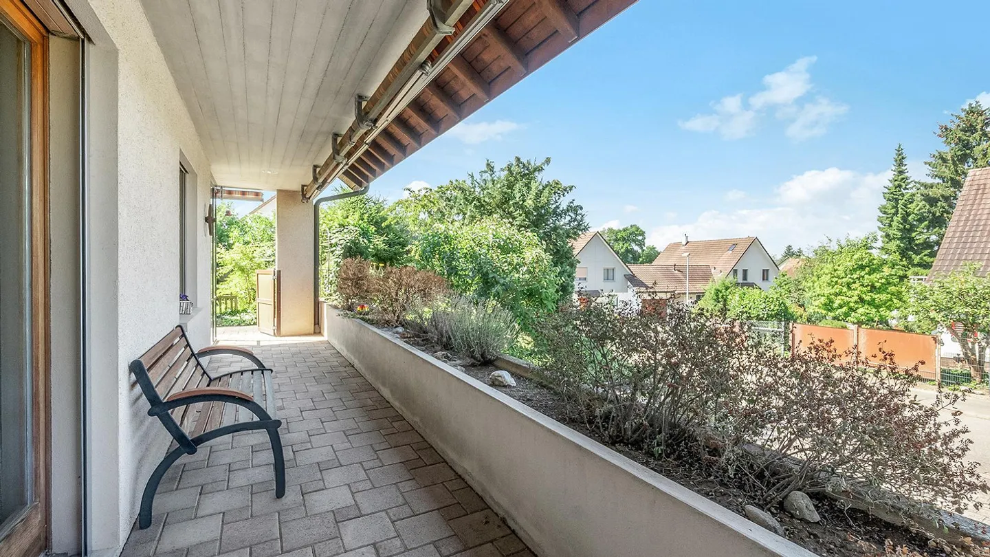 Freistehendes Einfamilienhaus mit grossem Garten und Umschwung an s... - Foto 10 von 37