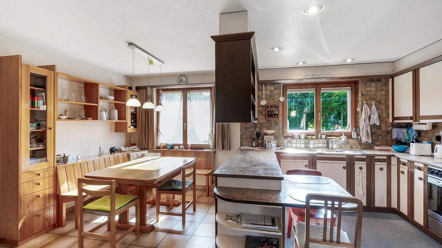 Freistehendes Einfamilienhaus mit grossem Garten und Umschwung an s... - Foto 12 von 37