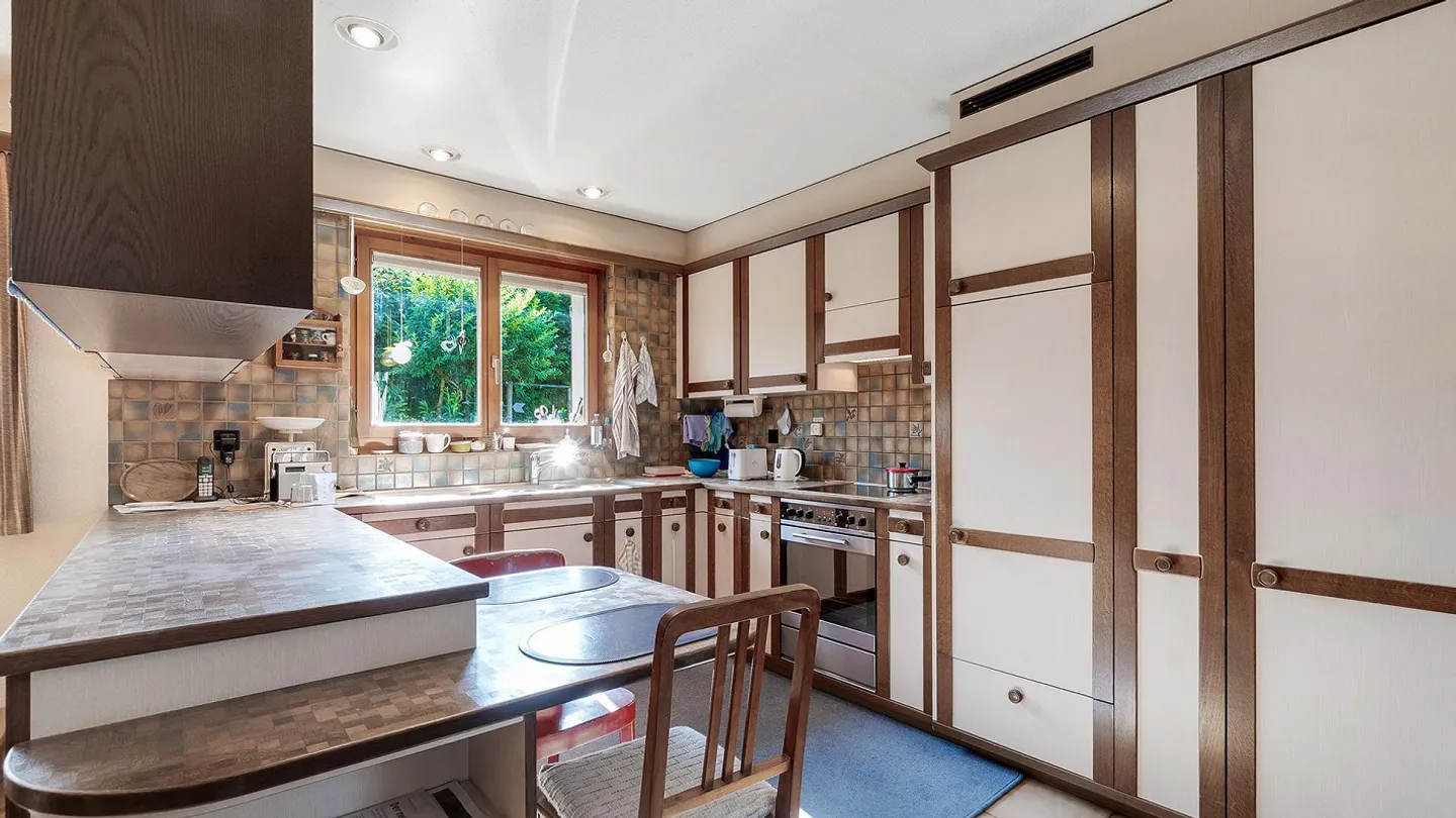 Freistehendes Einfamilienhaus mit grossem Garten und Umschwung an s... - Foto 11 von 37