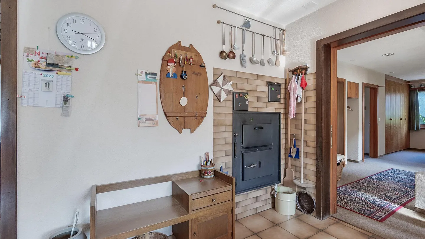 Freistehendes Einfamilienhaus mit grossem Garten und Umschwung an s... - Foto 13 von 37