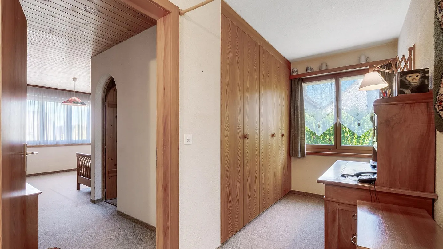 Freistehendes Einfamilienhaus mit grossem Garten und Umschwung an s... - Foto 14 von 37