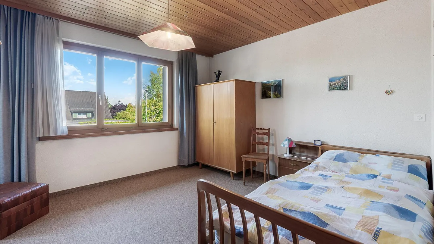 Freistehendes Einfamilienhaus mit grossem Garten und Umschwung an s... - Foto 15 von 37