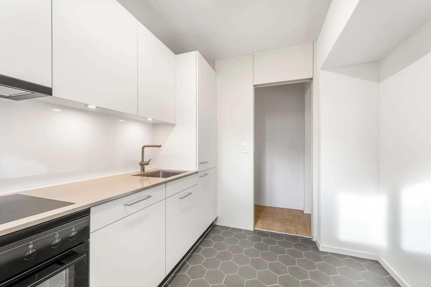 In the Heart of Zurich-Wiedikon - Living at the Pulse of the City - Photo 9 of 12