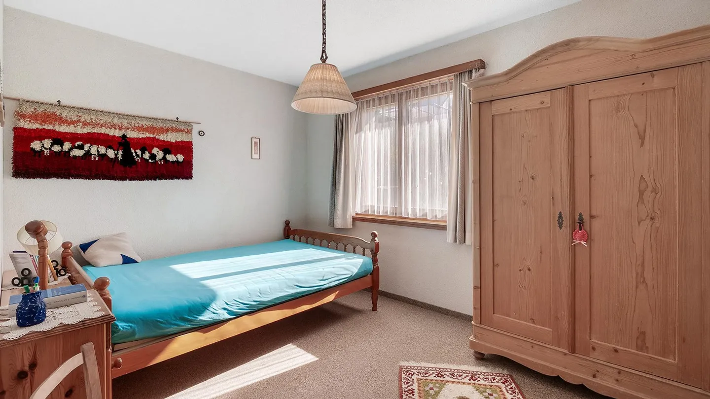 Freistehendes Einfamilienhaus mit grossem Garten und Umschwung an s... - Foto 17 von 37