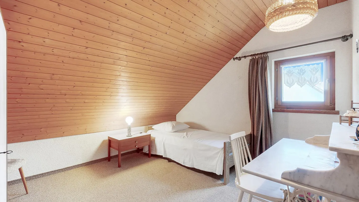 Freistehendes Einfamilienhaus mit grossem Garten und Umschwung an s... - Foto 18 von 37