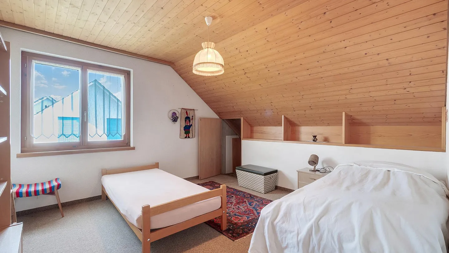 Freistehendes Einfamilienhaus mit grossem Garten und Umschwung an s... - Foto 19 von 37