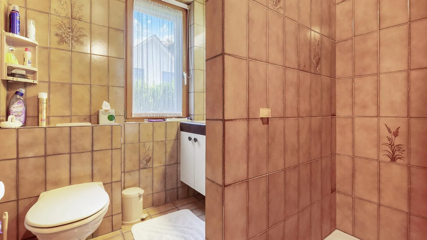 Freistehendes Einfamilienhaus mit grossem Garten und Umschwung an s... - Foto 16 von 37