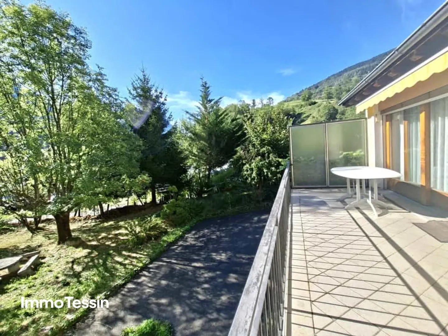 Haus mit 2 Wohnungen an ruhiger Lage und fantastischer Weitsicht ins Grüne sowie grossem Garten - Photo 1 sur 13