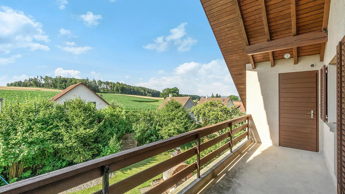 Freistehendes Einfamilienhaus mit grossem Garten und Umschwung an s... - Foto 21 von 37