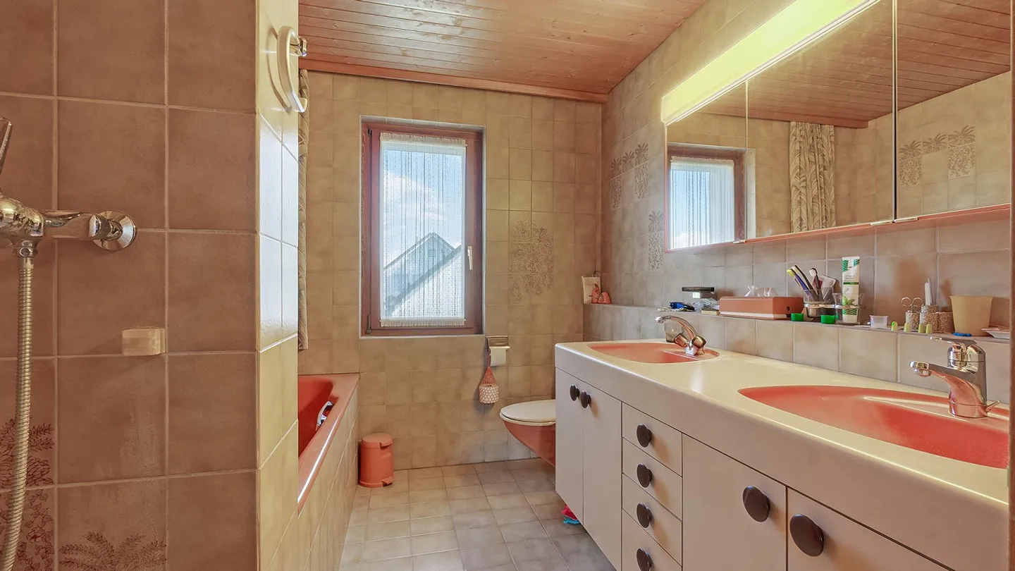 Freistehendes Einfamilienhaus mit grossem Garten und Umschwung an s... - Foto 23 von 37