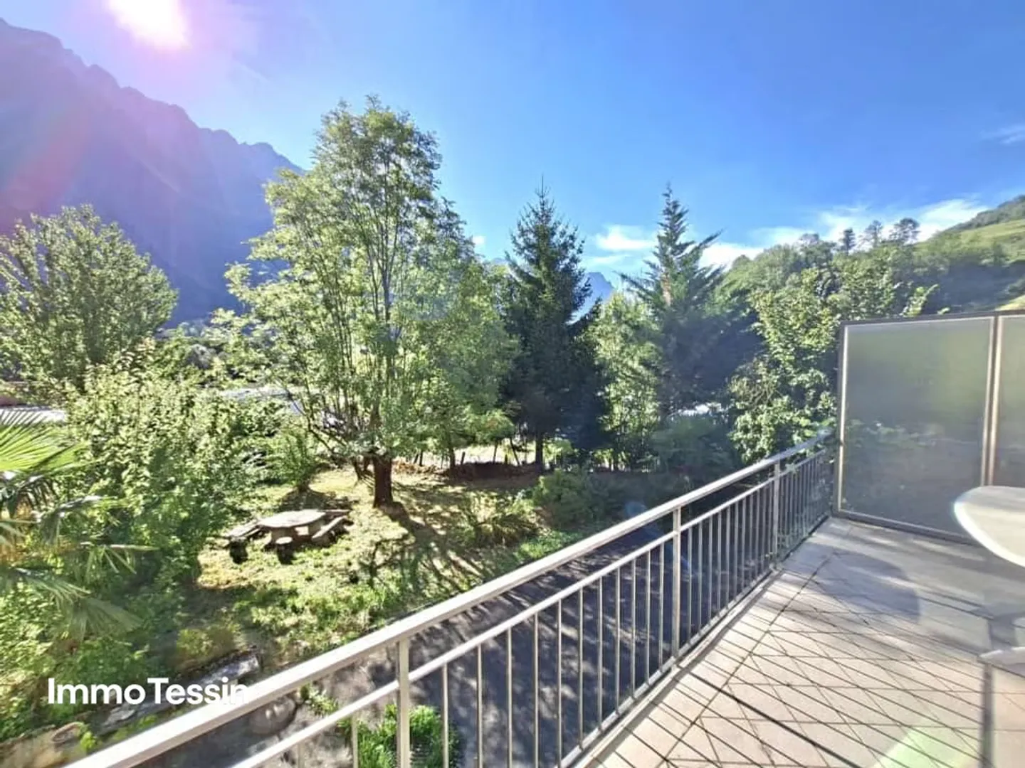 Haus mit 2 Wohnungen an ruhiger Lage und fantastischer Weitsicht ins Grüne sowie grossem Garten - Photo 2 sur 13