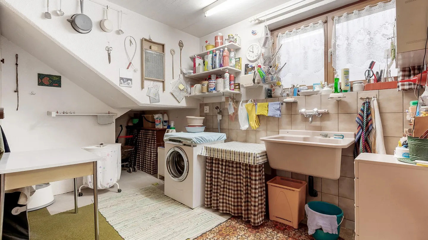 Freistehendes Einfamilienhaus mit grossem Garten und Umschwung an s... - Foto 27 von 37