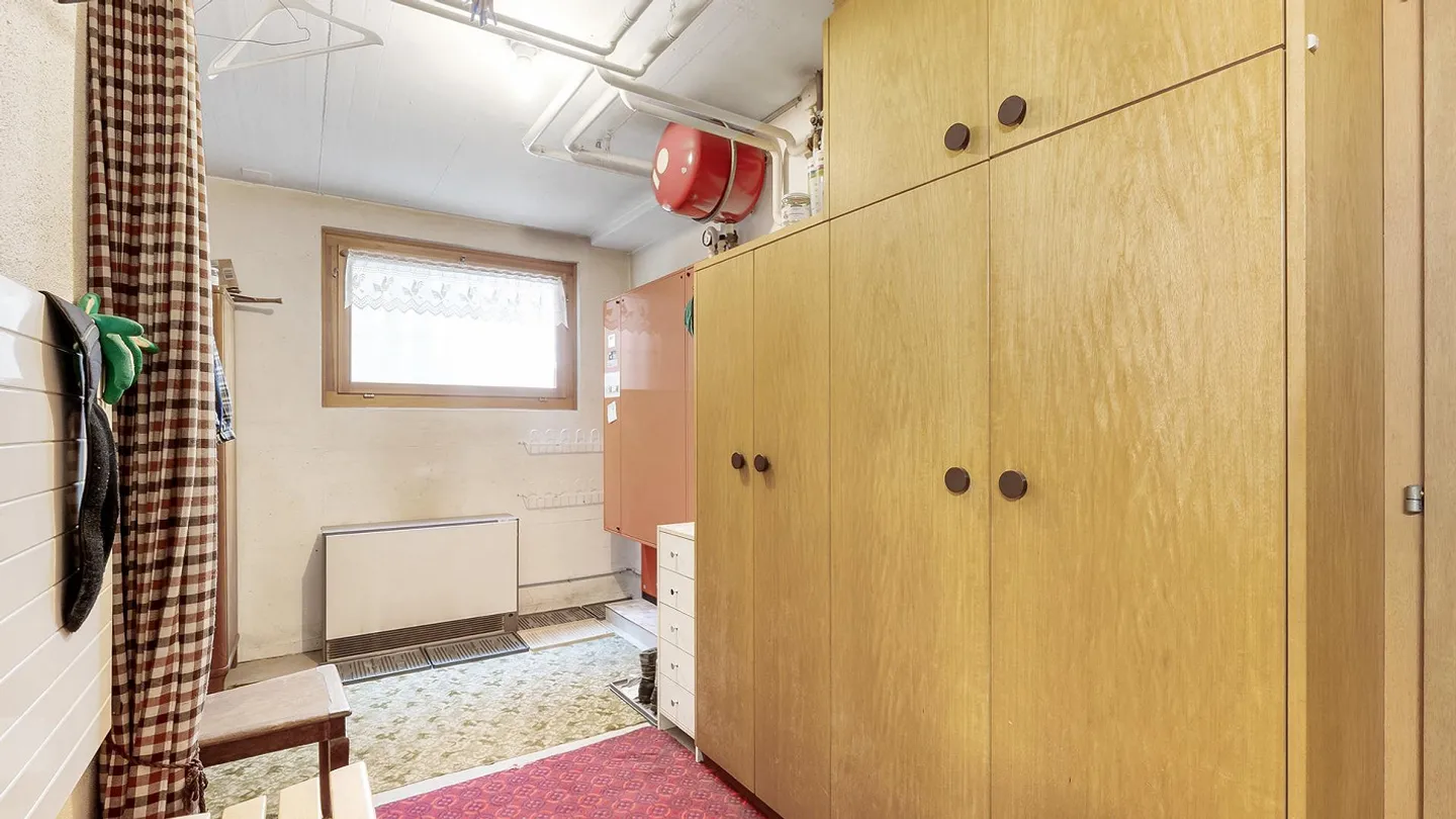 Freistehendes Einfamilienhaus mit grossem Garten und Umschwung an s... - Foto 28 von 37