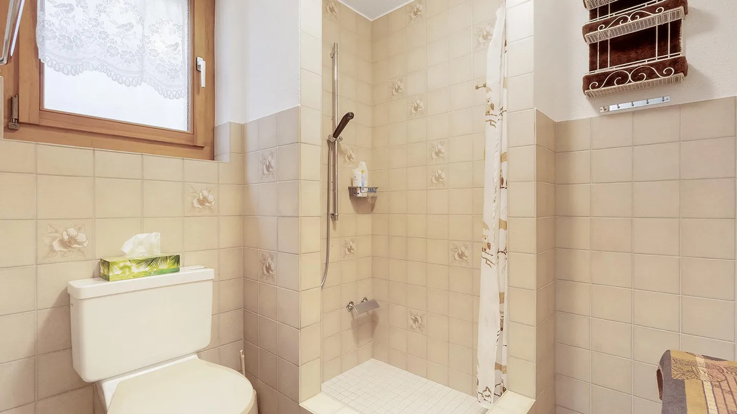 Freistehendes Einfamilienhaus mit grossem Garten und Umschwung an s... - Foto 29 von 37