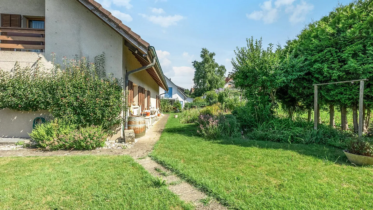 Freistehendes Einfamilienhaus mit grossem Garten und Umschwung an s... - Foto 31 von 37