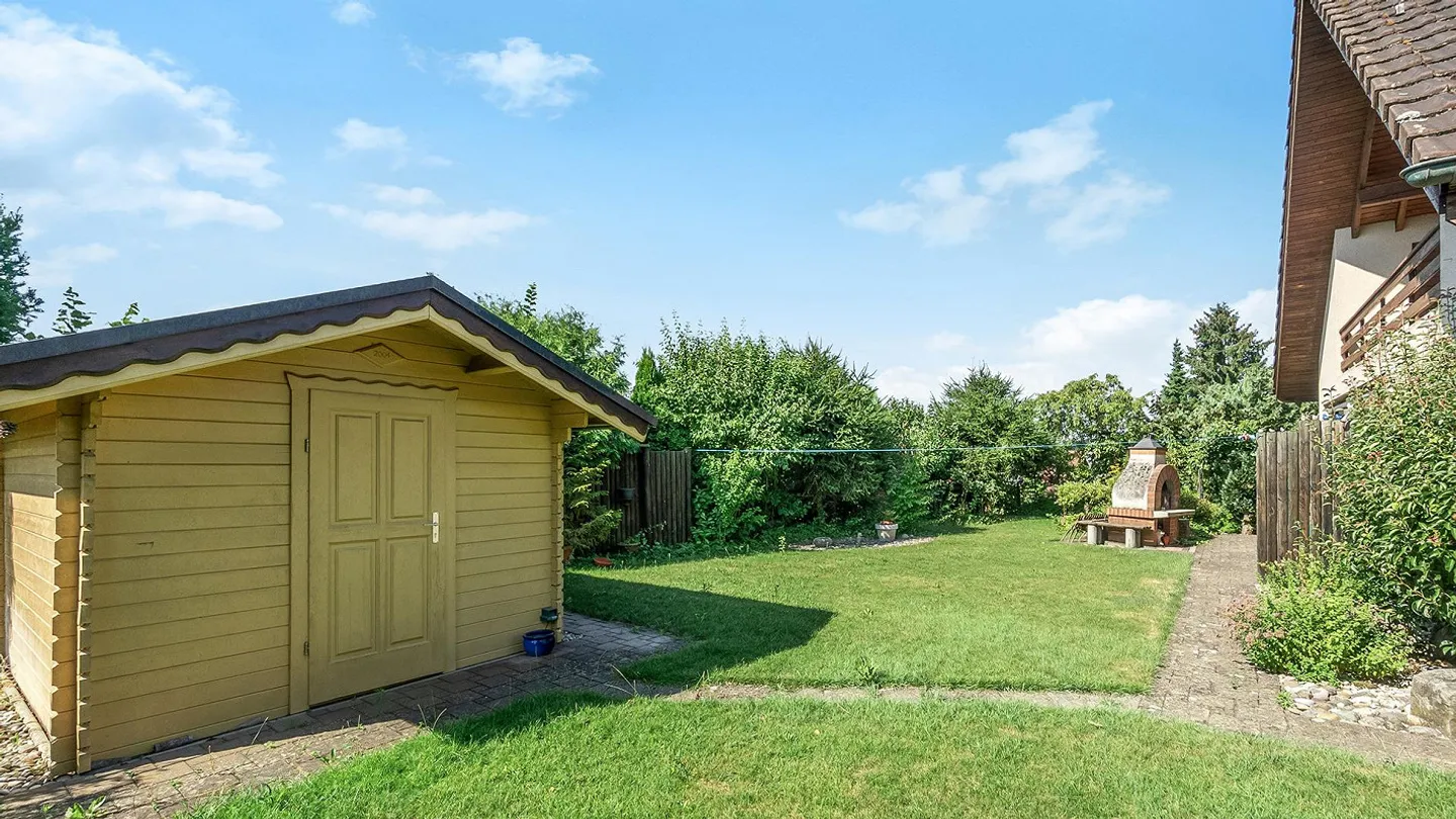 Freistehendes Einfamilienhaus mit grossem Garten und Umschwung an s... - Foto 32 von 37