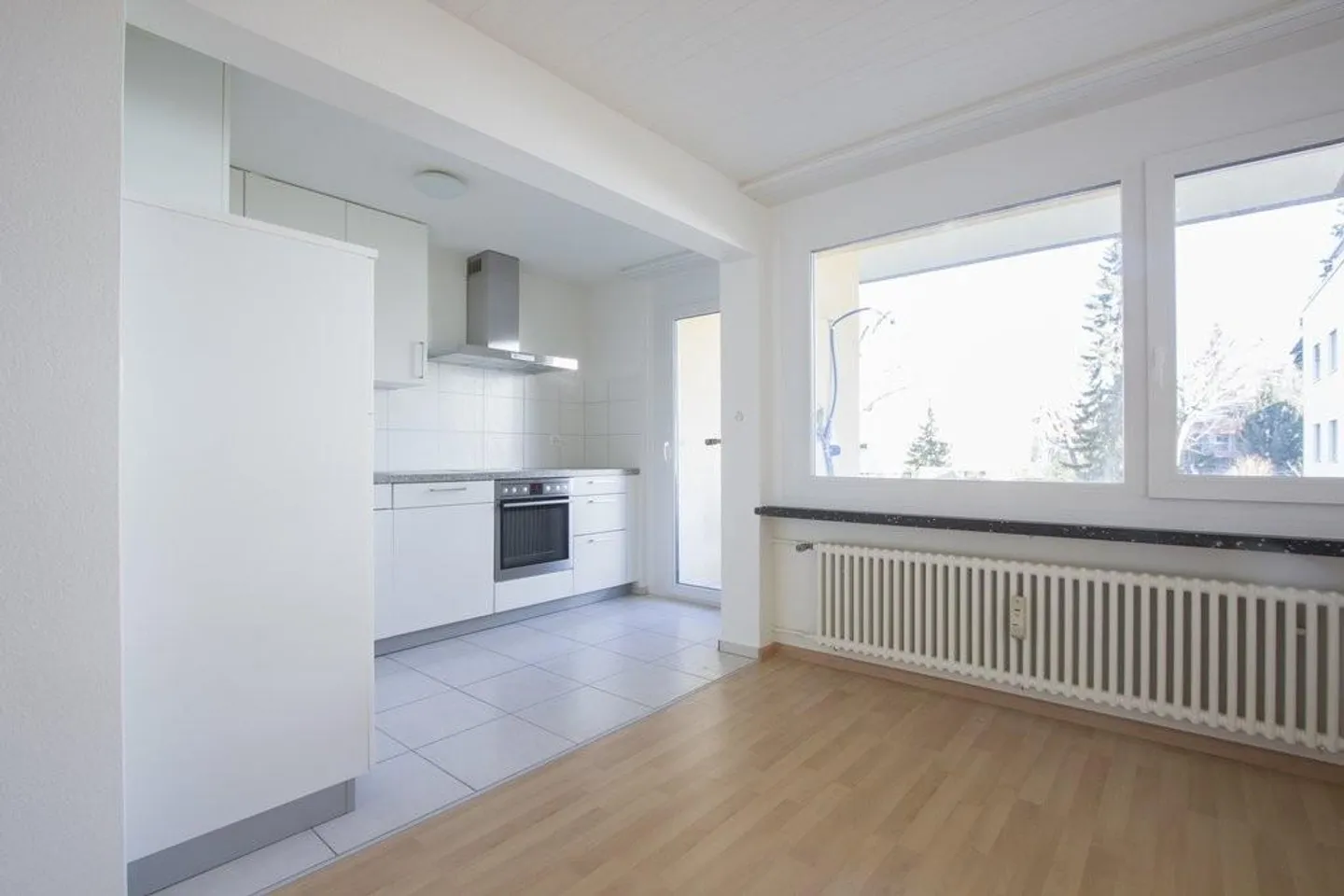 Luminoso appartamento di 4,5 stanze con balcone e cucina moderna - Foto 2 di 11