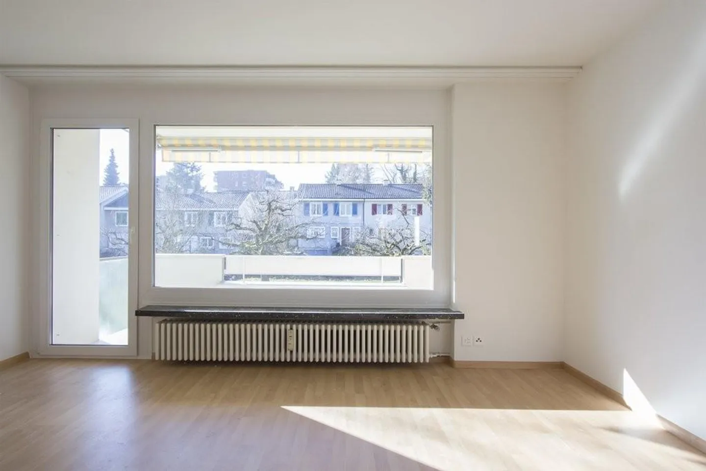 Luminoso appartamento di 4,5 stanze con balcone e cucina moderna - Foto 1 di 11