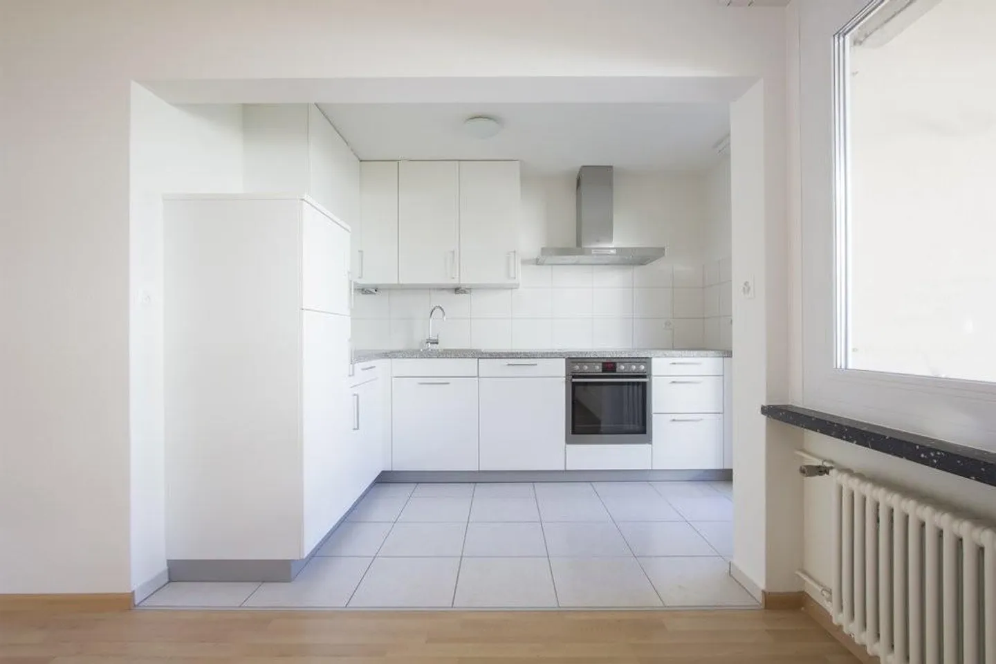 Luminoso appartamento di 4,5 stanze con balcone e cucina moderna - Foto 3 di 11