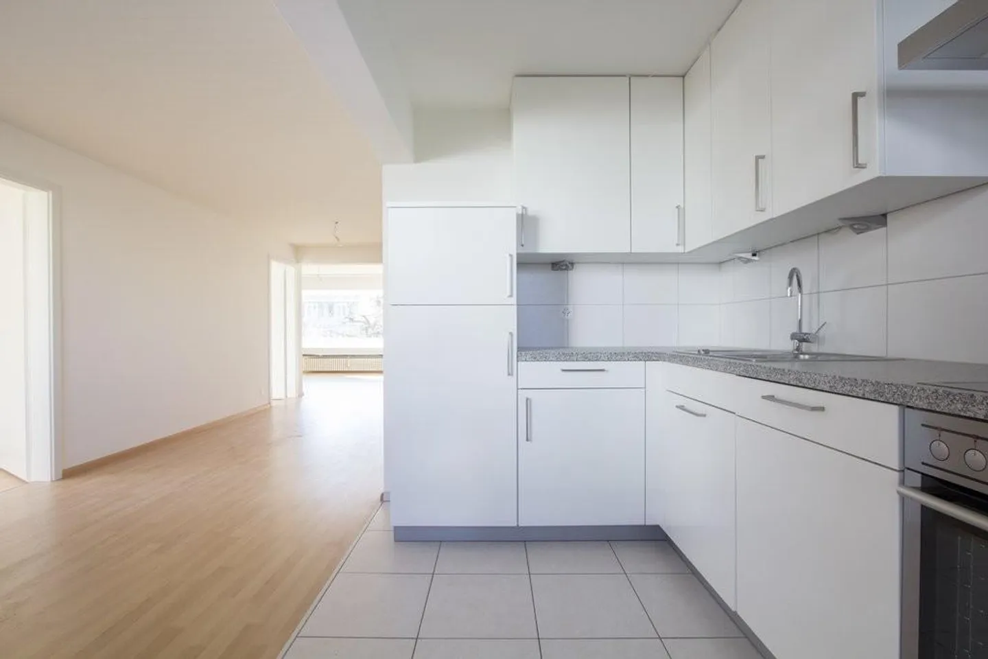 Luminoso appartamento di 4,5 stanze con balcone e cucina moderna - Foto 4 di 11