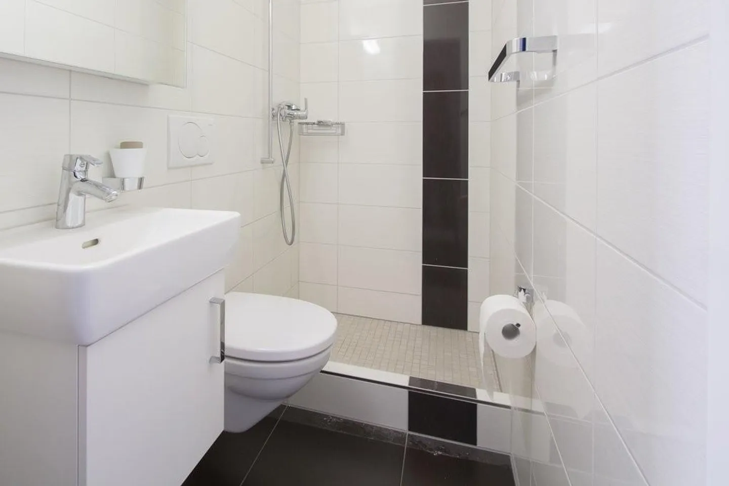 Luminoso appartamento di 4,5 stanze con balcone e cucina moderna - Foto 7 di 11