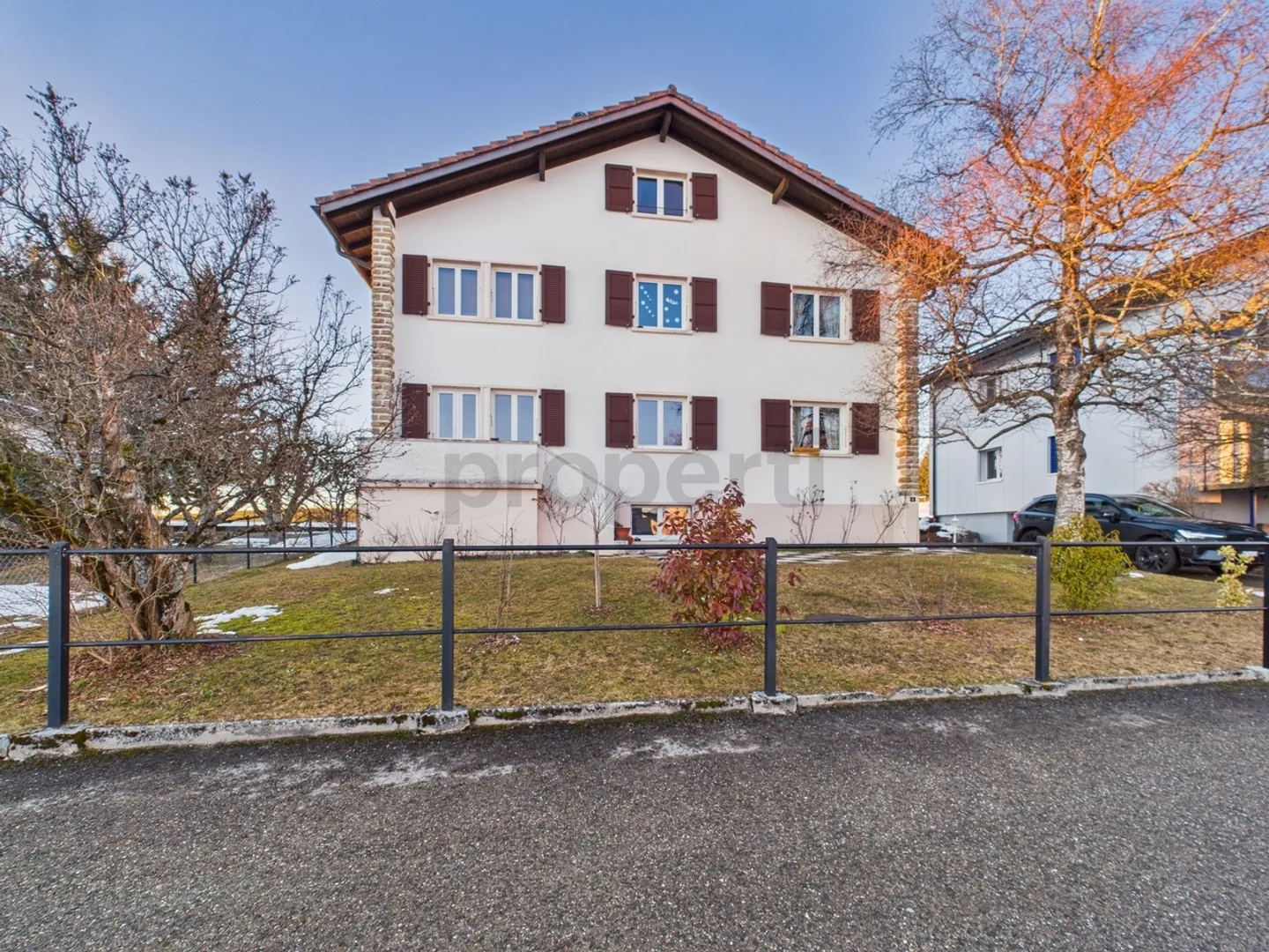 Maison individuelle spacieuse avec deux appartements et jardin à Les Bois - Photo 2 sur 13