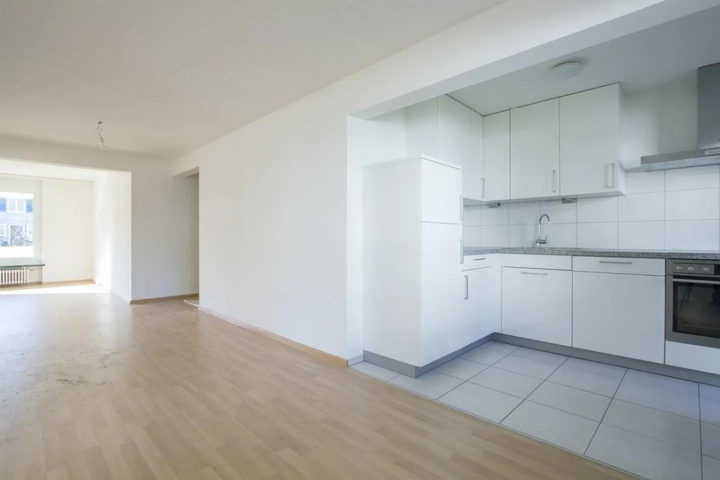 Luminoso appartamento di 4,5 stanze con balcone e cucina moderna - Foto 5 di 11