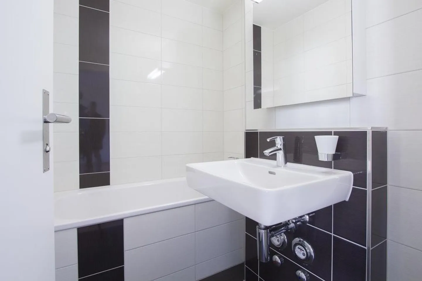 Luminoso appartamento di 4,5 stanze con balcone e cucina moderna - Foto 6 di 11