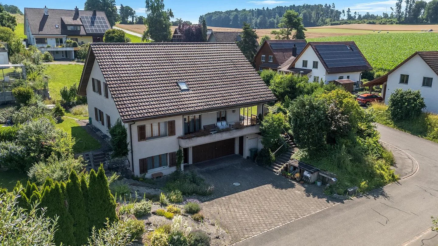 Freistehendes Einfamilienhaus mit grossem Garten und Umschwung an s... - Foto 34 von 37