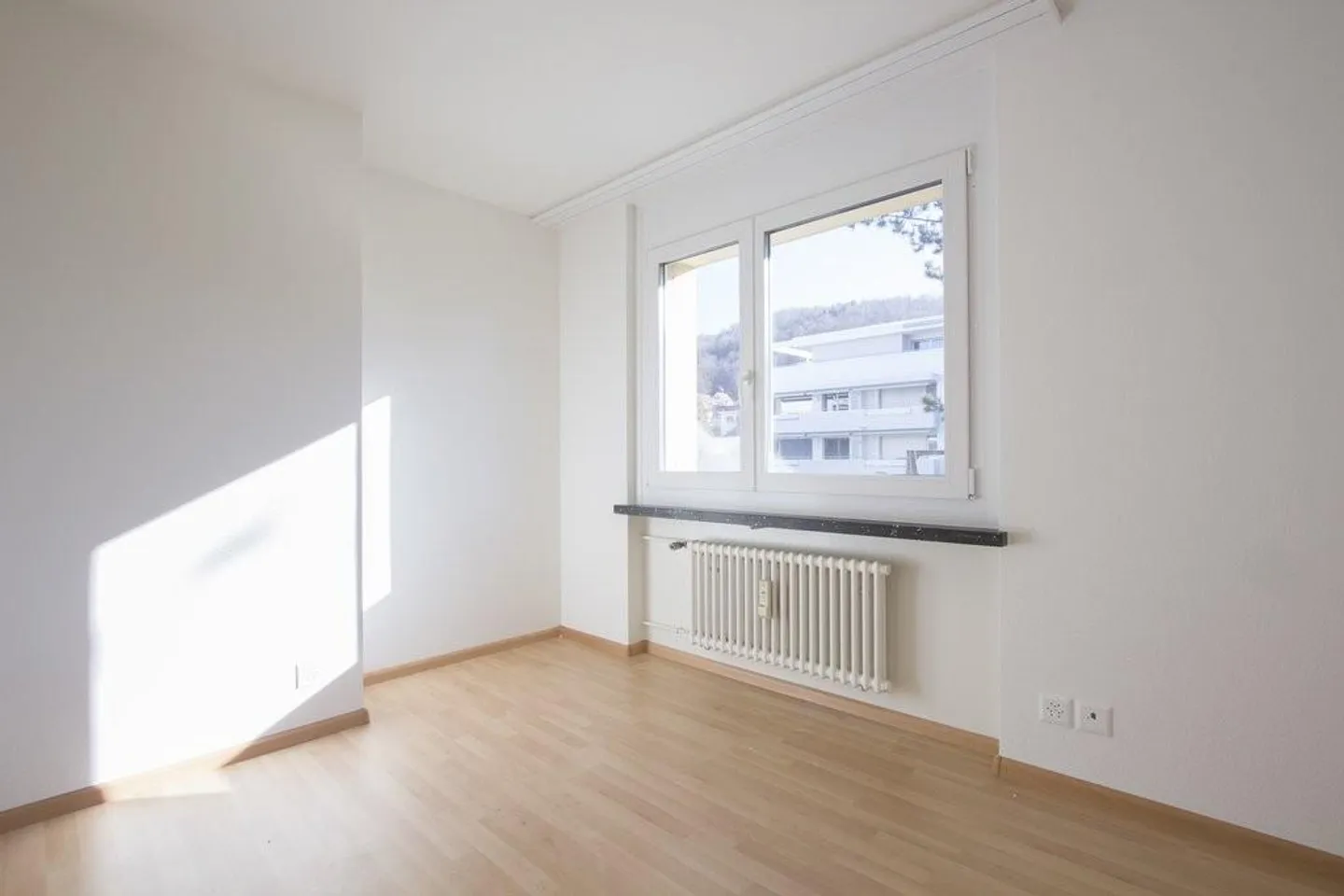 Luminoso appartamento di 4,5 stanze con balcone e cucina moderna - Foto 9 di 11