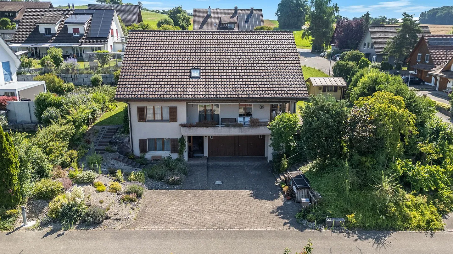 Freistehendes Einfamilienhaus mit grossem Garten und Umschwung an s... - Foto 35 von 37