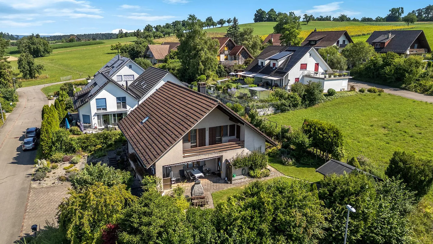 Freistehendes Einfamilienhaus mit grossem Garten und Umschwung an s... - Foto 37 von 37