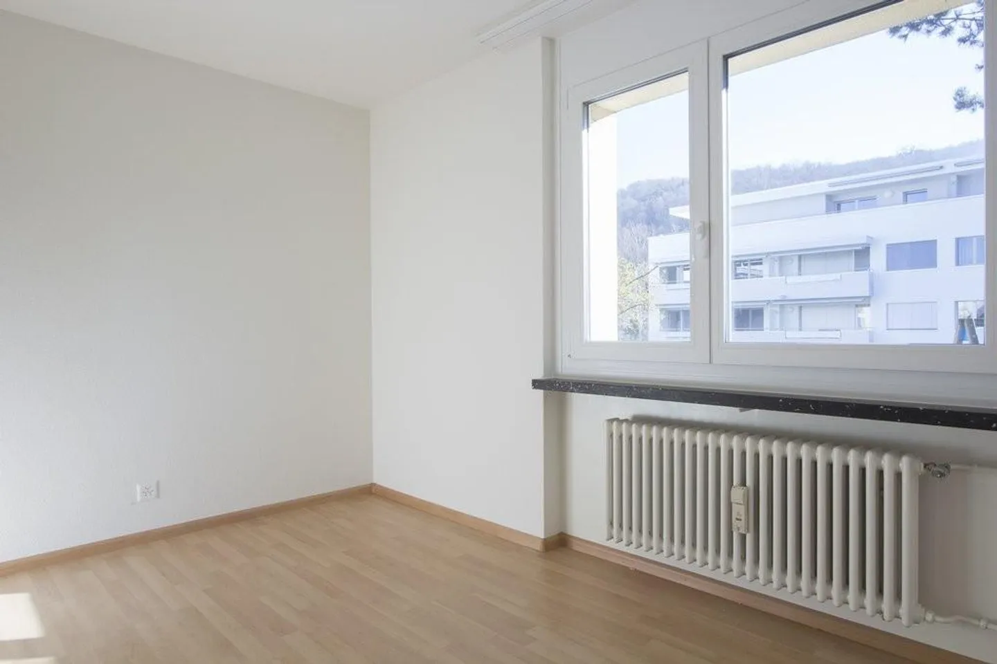 Luminoso appartamento di 4,5 stanze con balcone e cucina moderna - Foto 10 di 11