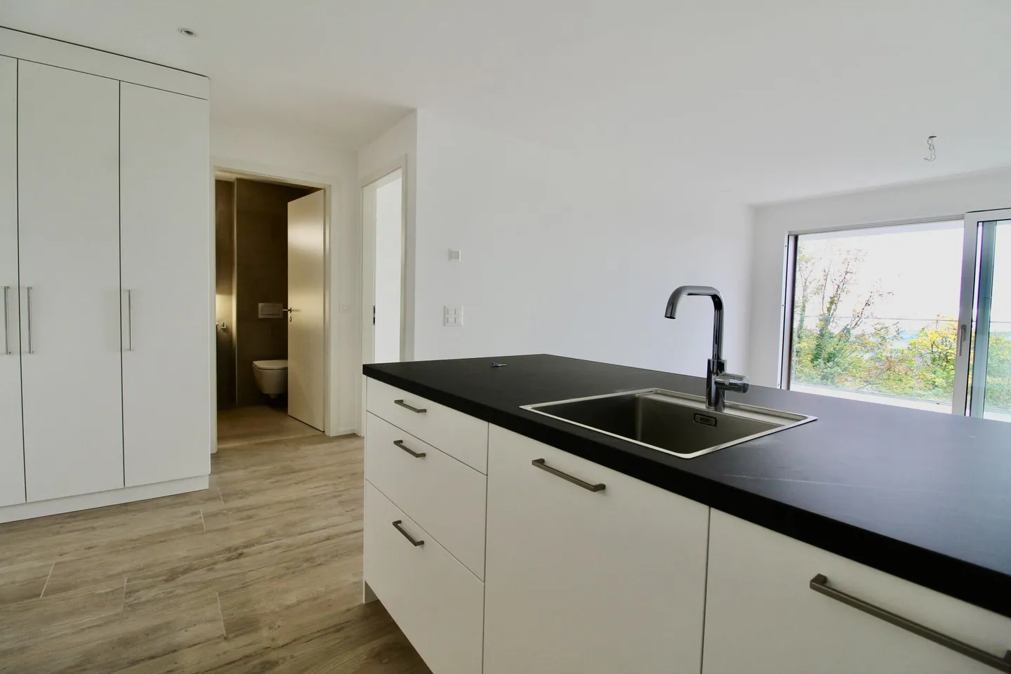 Recent and bright 2-room apartment, with view and large terrace - Photo 4 of 10