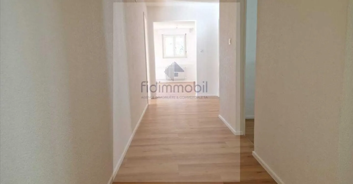 Erhabene 4.5 Zimmer mit Garten und Ankleidebereich - Foto 3 von 12