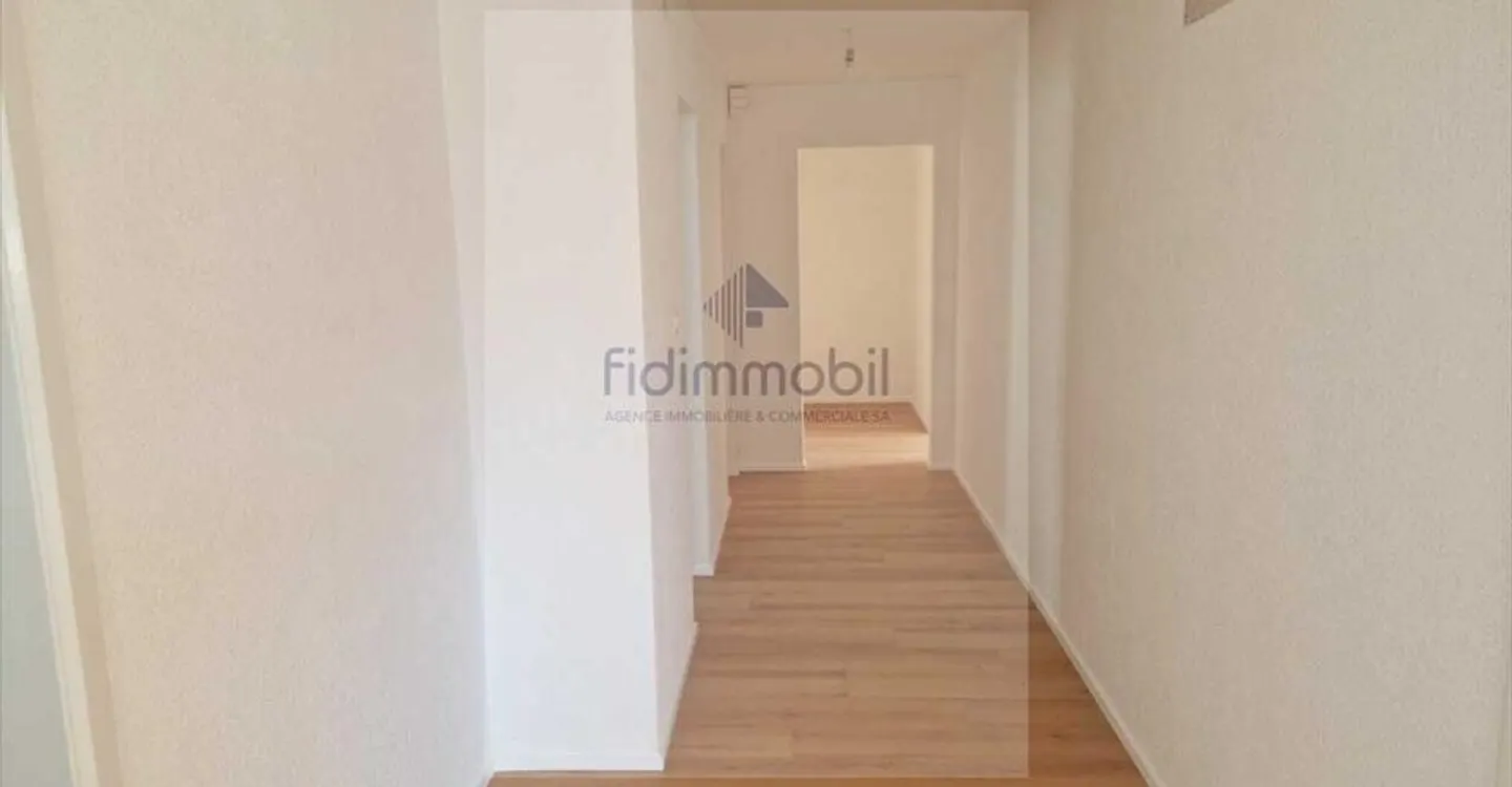 Erhabene 4.5 Zimmer mit Garten und Ankleidebereich - Foto 11 von 12