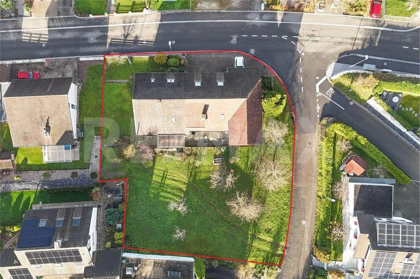 Grosszügiges Grundstück mit attraktiven Entwicklungsoptionen in Zeiningen zu verkaufen - Foto 1 von 8