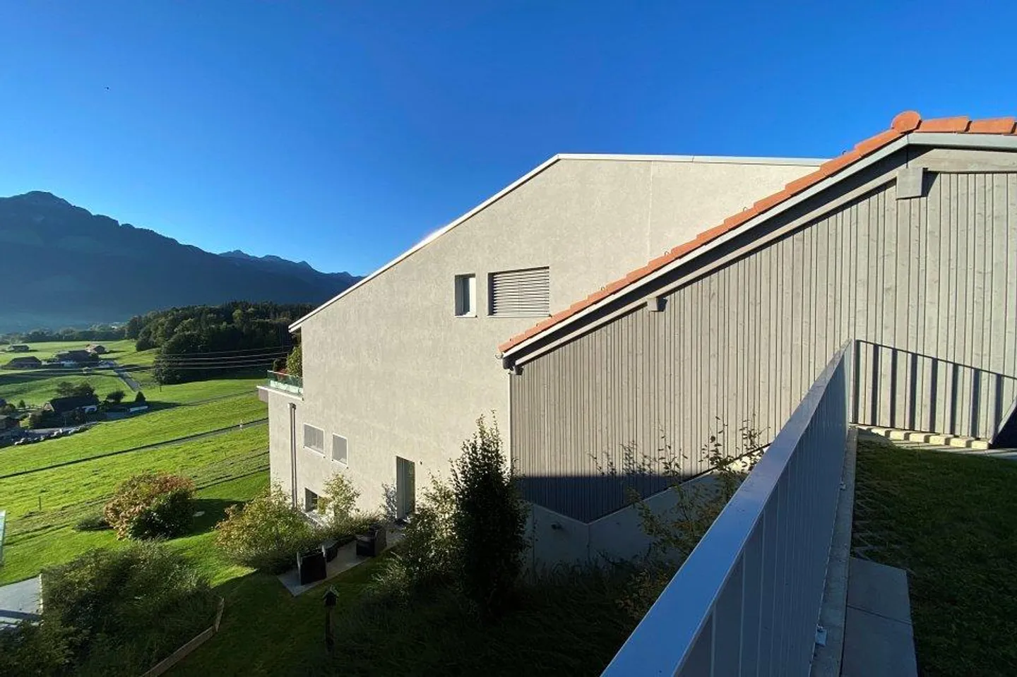 Immagina di gustare ogni giorno una vista panoramica sul lago... - Foto 1 di 8