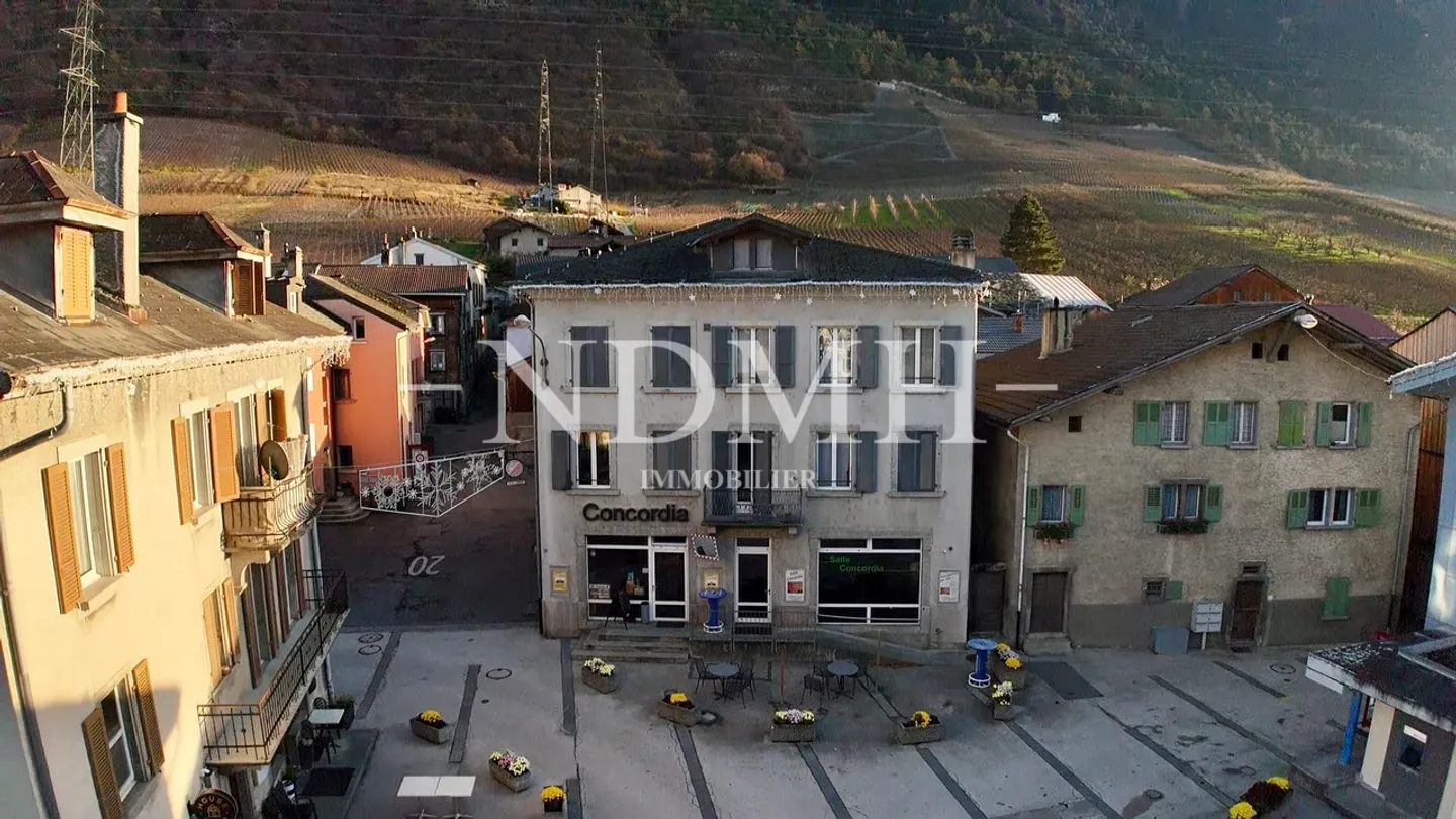 Edificio misto in vendita nel centro del villaggio - Foto 1 di 5