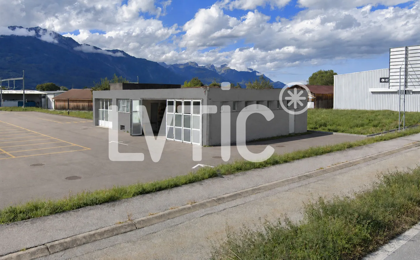 Small building with workshop use of 305 m2 for rent in Bex - Photo 1 of 7