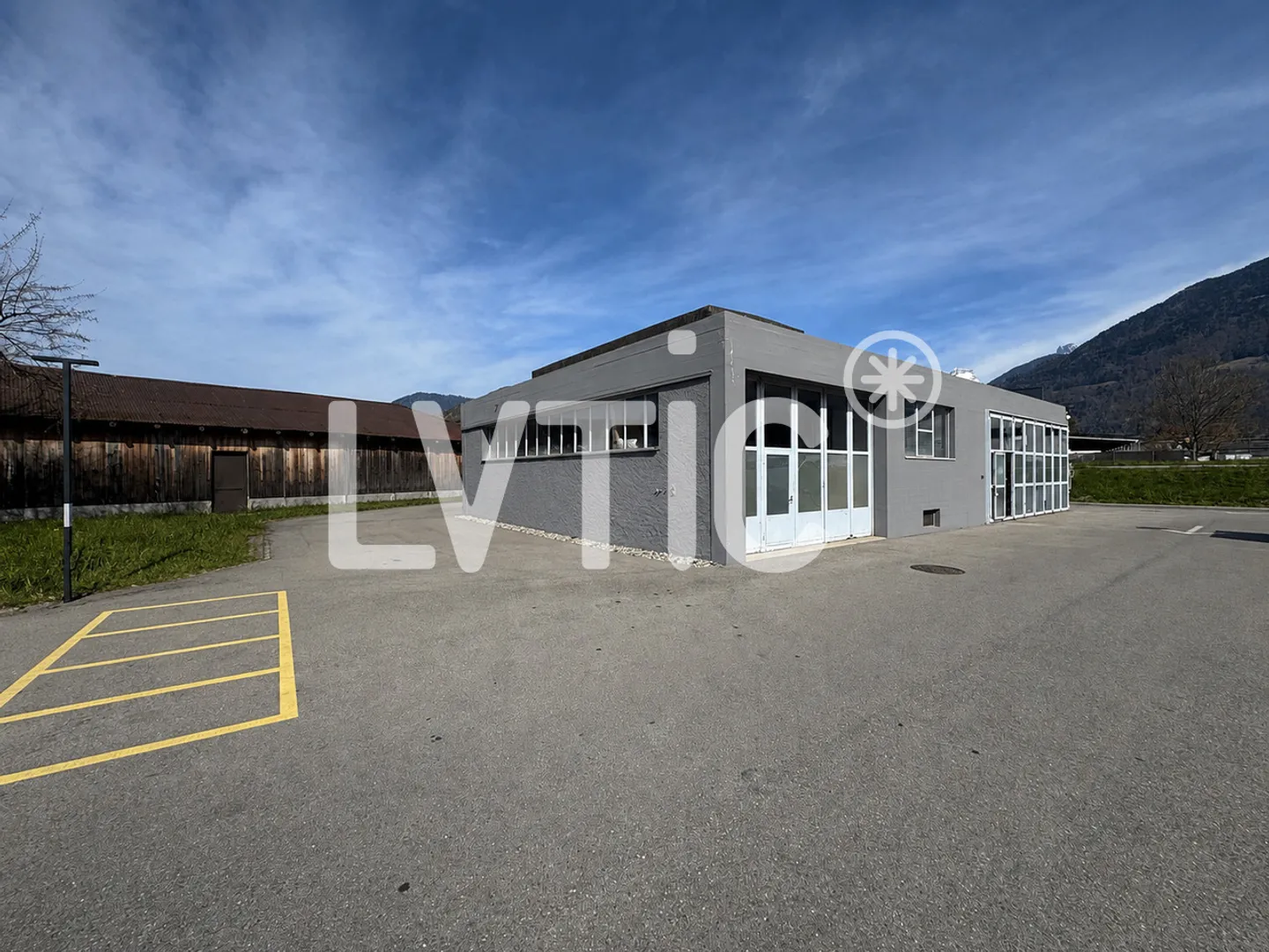 Small building with workshop use of 305 m2 for rent in Bex - Photo 2 of 7