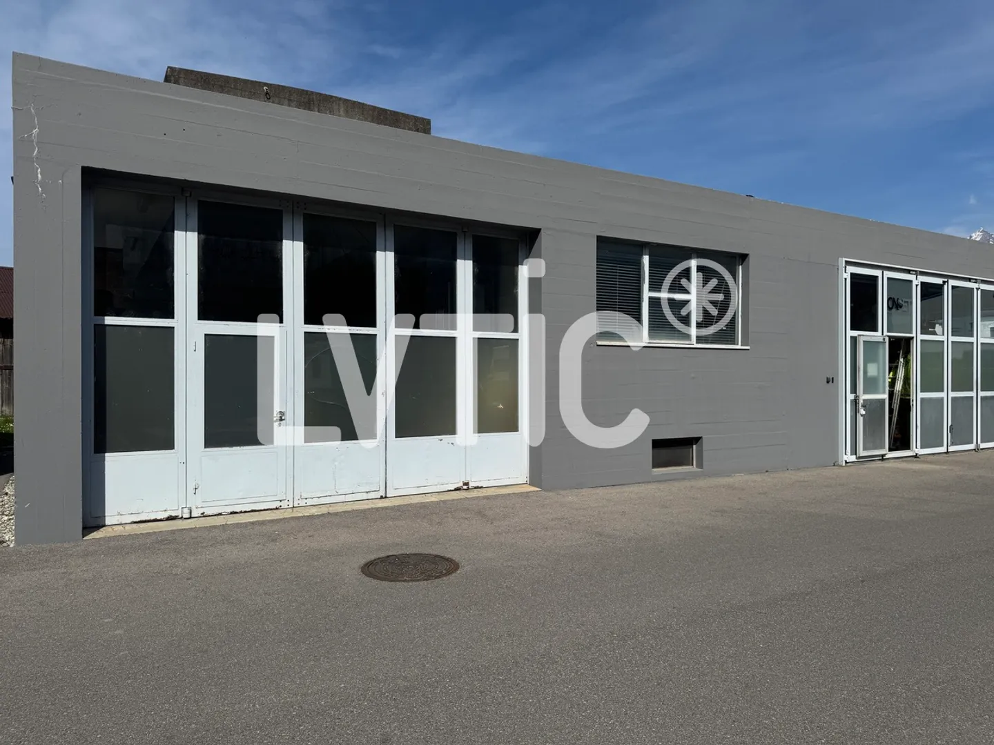 Small building with workshop use of 305 m2 for rent in Bex - Photo 5 of 7