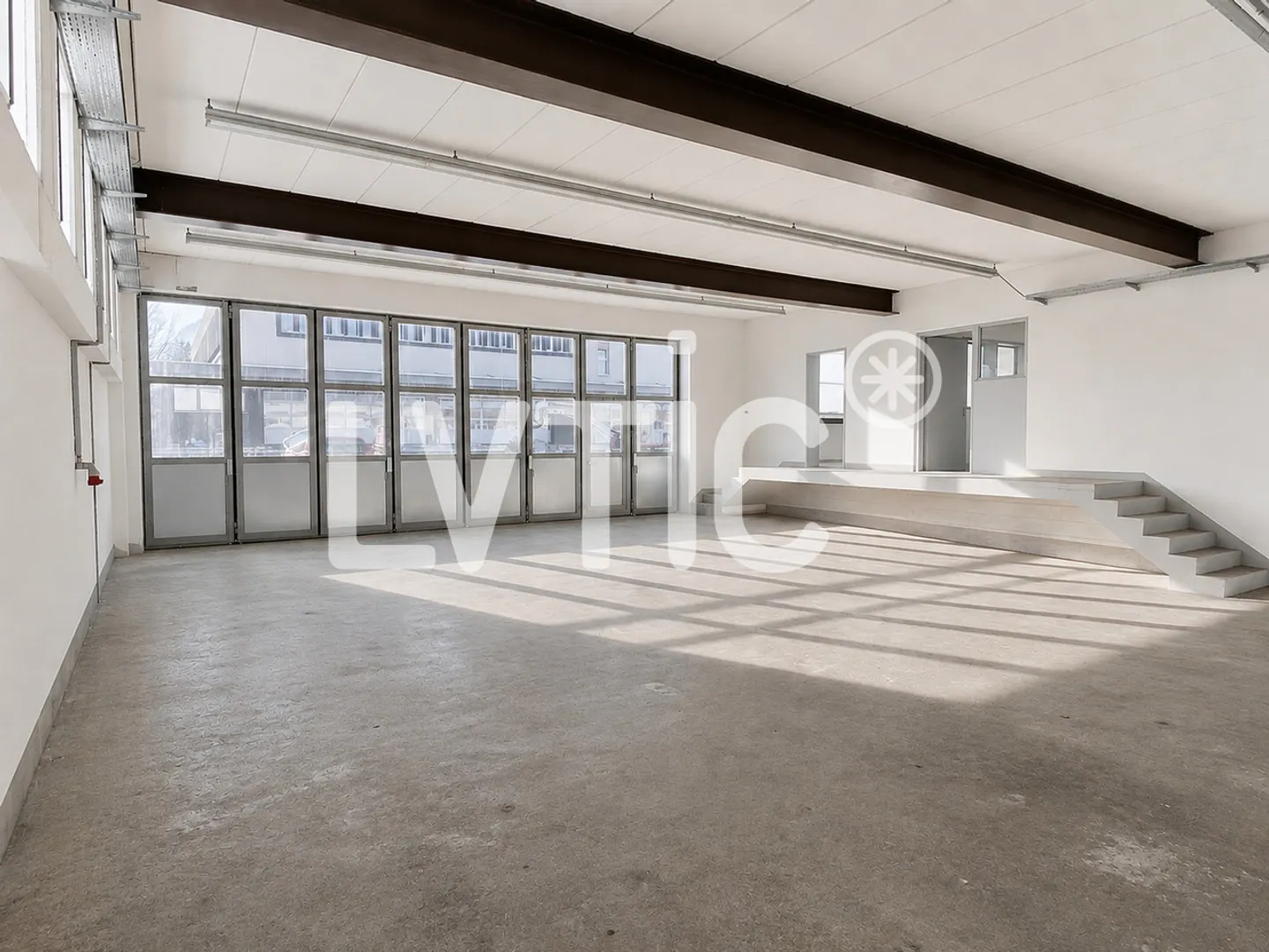 Small building with workshop use of 305 m2 for rent in Bex - Photo 3 of 7