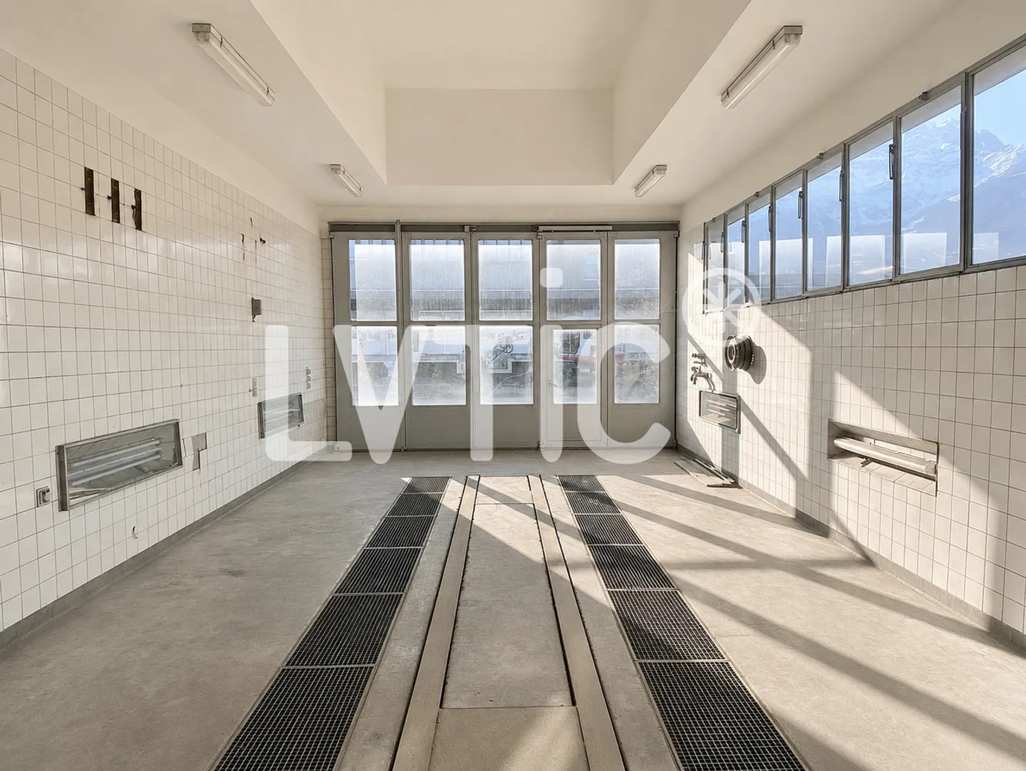 Small building with workshop use of 305 m2 for rent in Bex - Photo 4 of 7