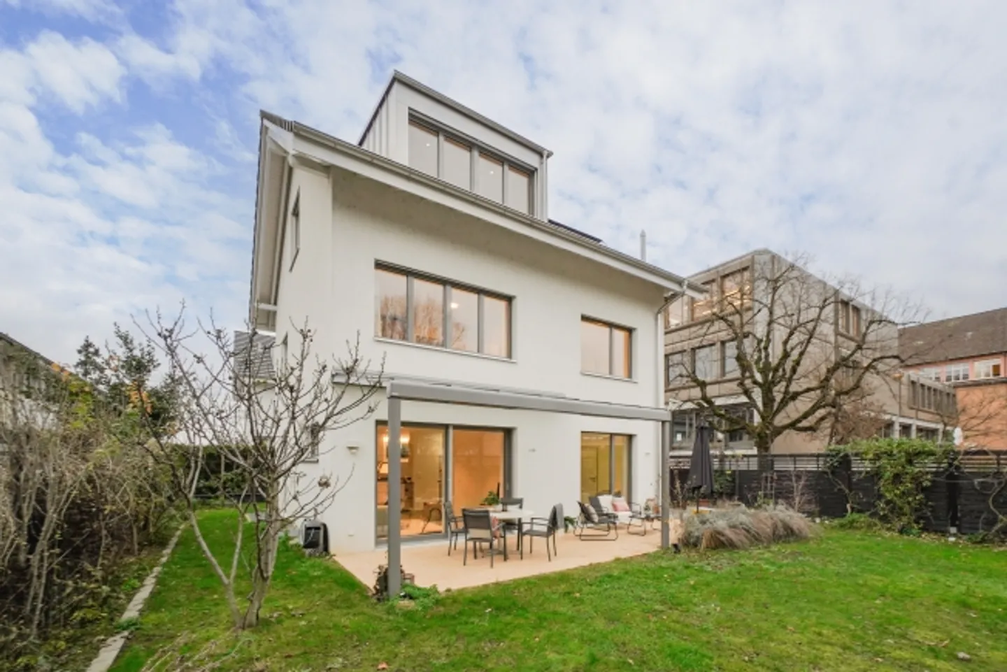 «VILLA MODERNA E SPAZIOSA CON 7,5 CAMERE» - Foto 1 di 8