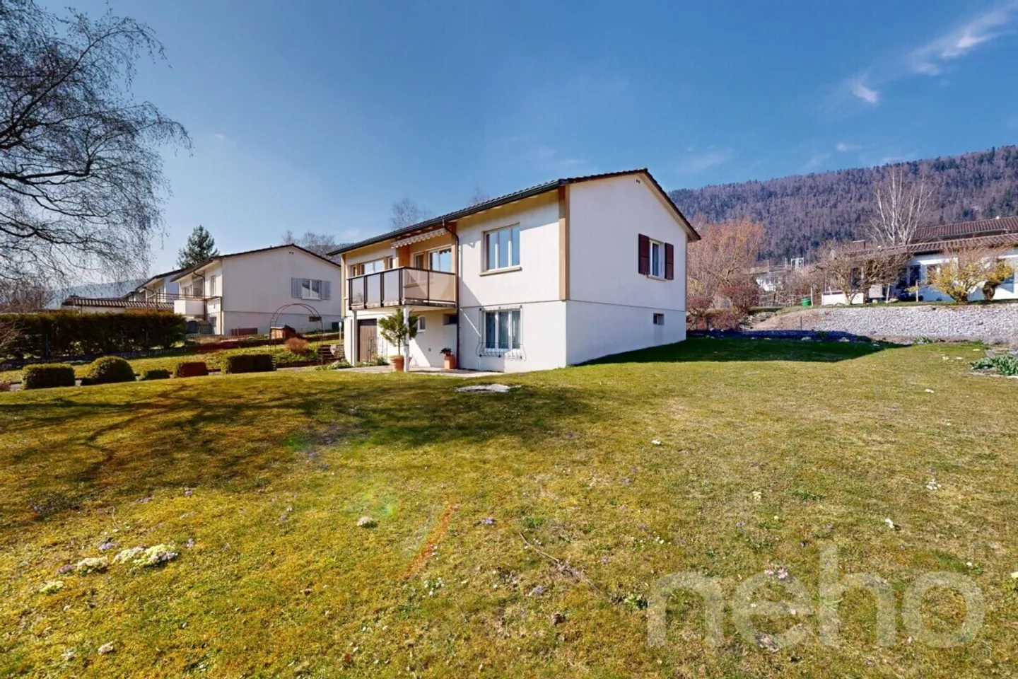 Charming single-family bungalow with 5.5 rooms and great potential - Photo 2 of 12