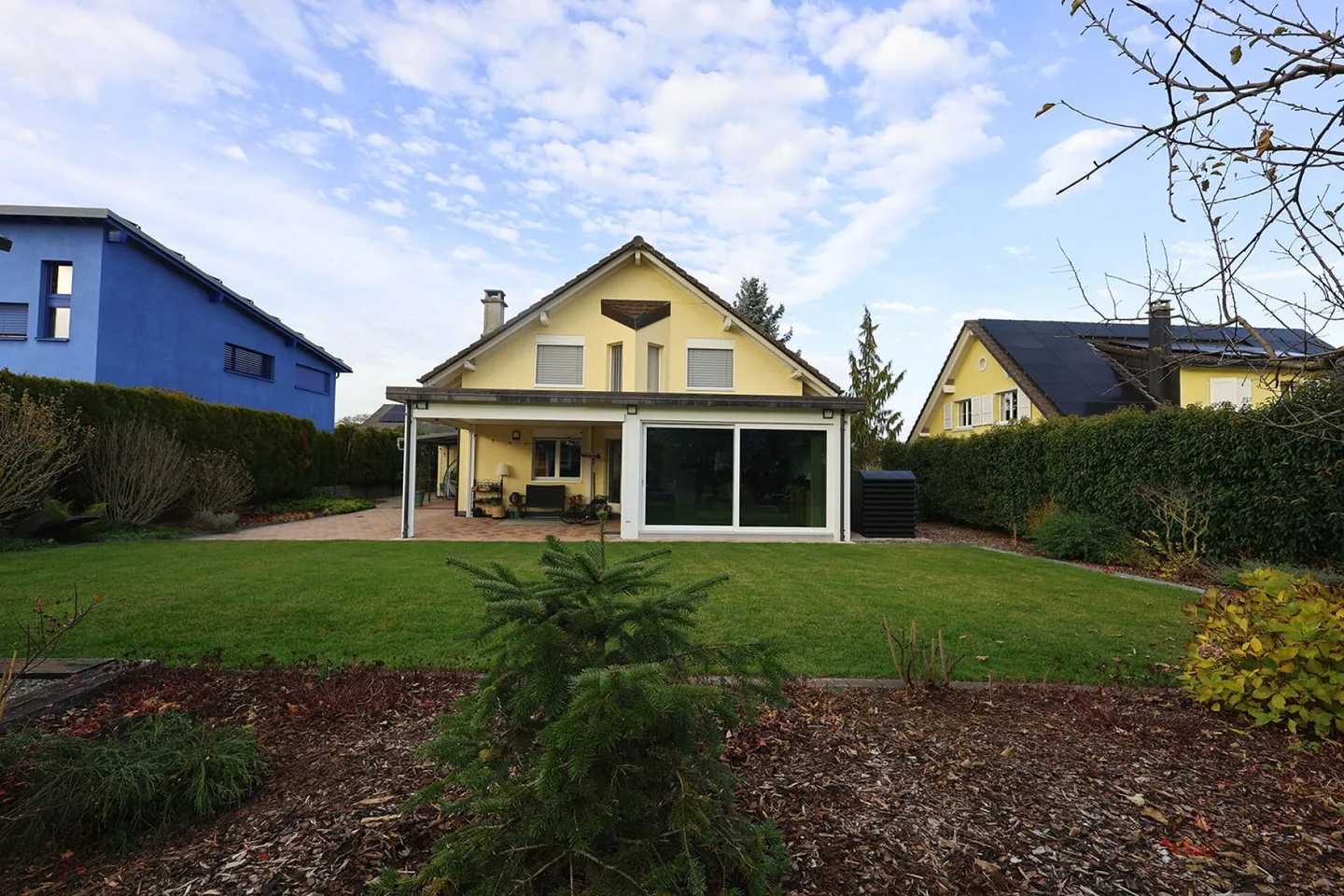 Spacious 6-room villa with classic architecture - Photo 2 of 19