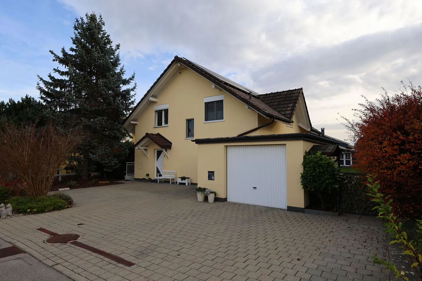 Spacious 6-room villa with classic architecture - Photo 3 of 19