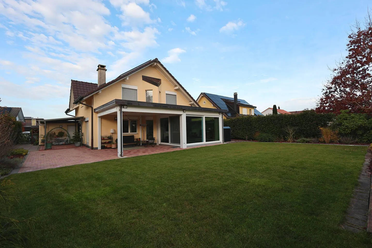 Spacious 6-room villa with classic architecture - Photo 1 of 19