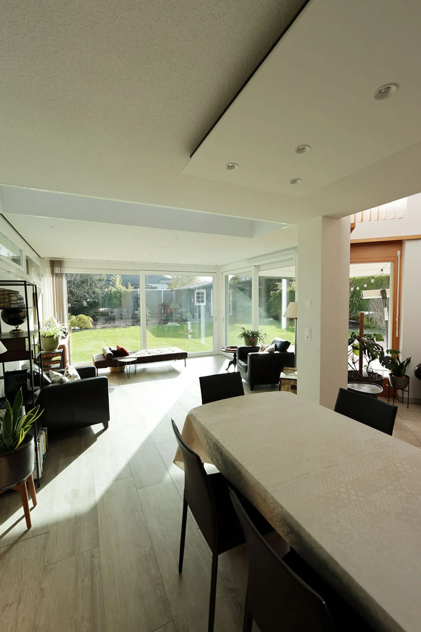 Spacious 6-room villa with classic architecture - Photo 8 of 19